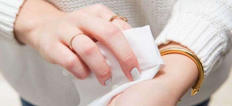 محو کردن عطرها با استفاده از دستمال مرطوب آرایشی