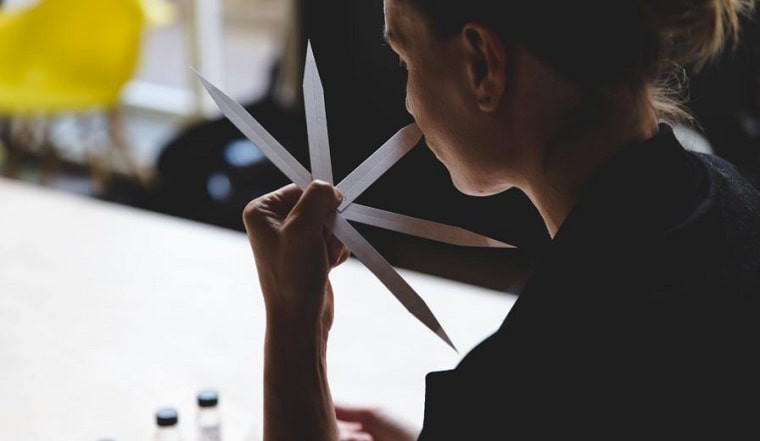 تست عطر روی کاغذ عطر