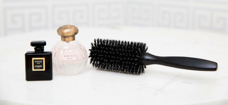 اسپری عطر بر روی برس یا شانه موها