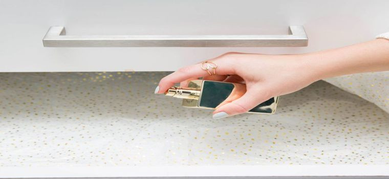 اسپری عطر بر روی دستمال