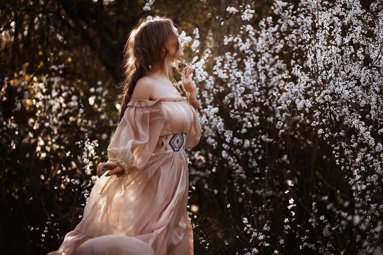 مانسرا فمینیتی مجلل و زنانه