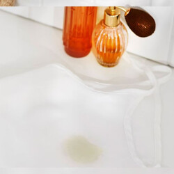 چند ترفند کاربردی برای ازبین‌بردن بو و لکه عطر