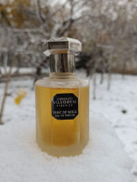 به رنگ برف یا اصطلاحا سفید برفی