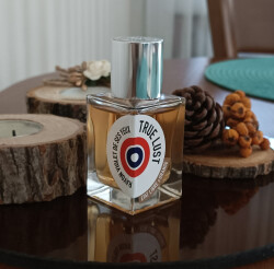 پرتو بنفش چشمان او 