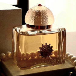 آمواژ دیا، بانویی با گردنبند مروارید