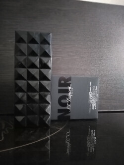 عطرهای:1-دارک وود و اینتنس عود(اوریفلیم) 2-نویر(اس تی دو پونت) 3-زیرو آیکون، بلو د شنل(EDP) ،کابوچارد، جُوان ماسک 4-ایسیا(ISA)5-ست سمپل اکرو