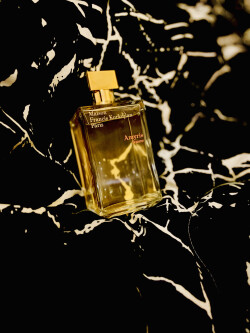 صدای خنده ی زنی در تاریکی 