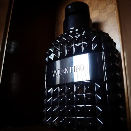 valentino uomo intense احساسی خارق العاده از چرم و زنبق 