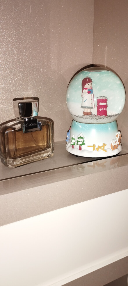 عطر بسیار خاص تلخ و گرم چوبی مدیترانه ای..