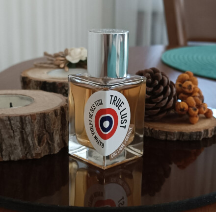 پرتو بنفش چشمان او 