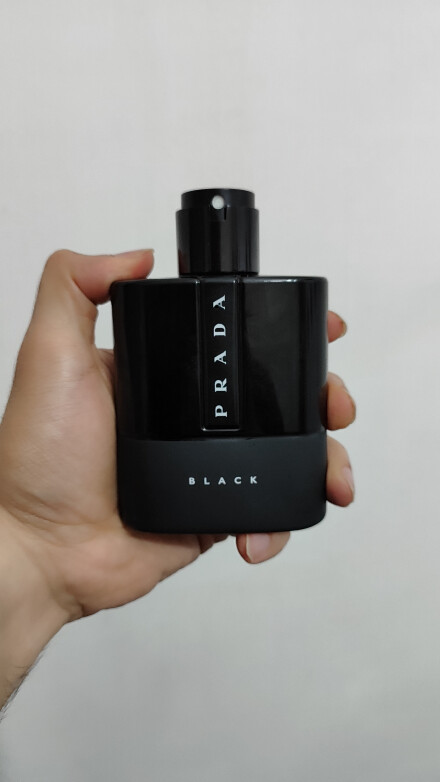 Prada luna rossa black