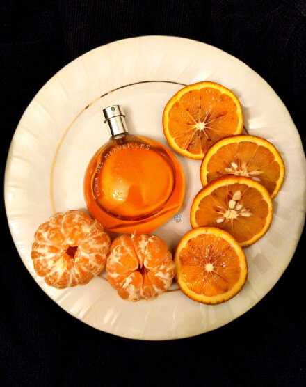 شاید ندونید ولی الگزیر د مغوی هرمس اولین عطر زنانه تاریخ هست که از هیچ گلی تو ترکیباتش استفاده نشده. البته بنظر من خیلی هم زنونه نیست 