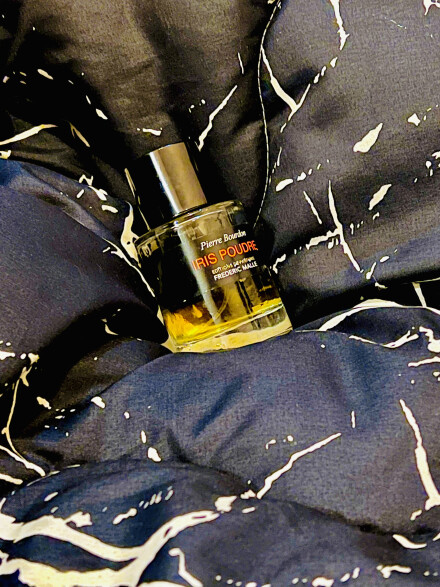 عروس جنیان ،  پوشیده در  حریر بر مرمرهای پترا 