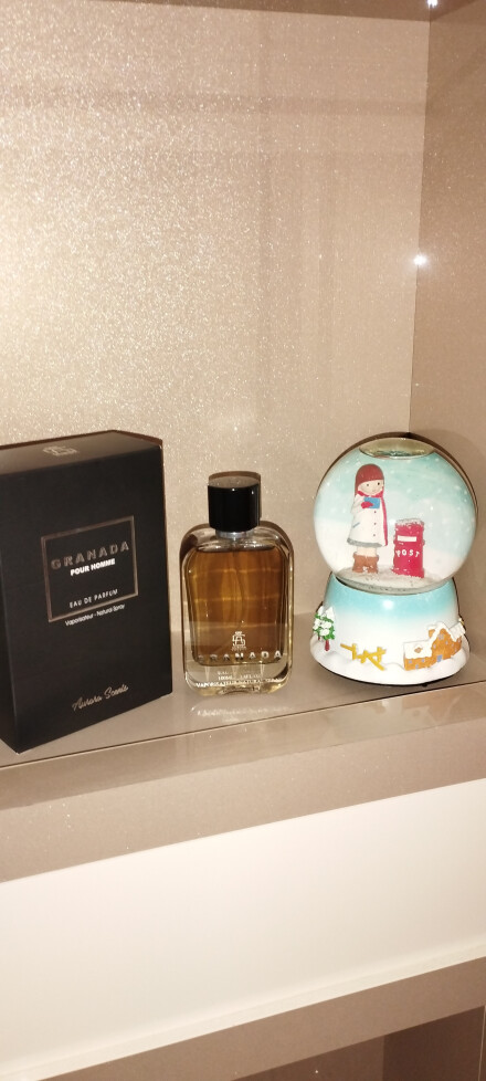 عطری بسیار خوشبو و تلخ و گرم گرانادا مردانه 