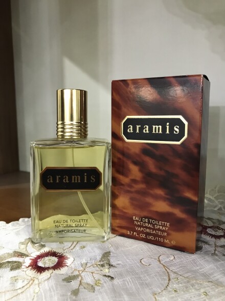 آرامیس مردانه(طلایی)..کلاسیک..شیپغ…برازنده یک ژورنالیستِ کت و شلواری…