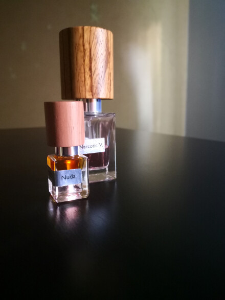 فرزند کوچک، خلف و کمتر شناخته شده، کنار مادر.