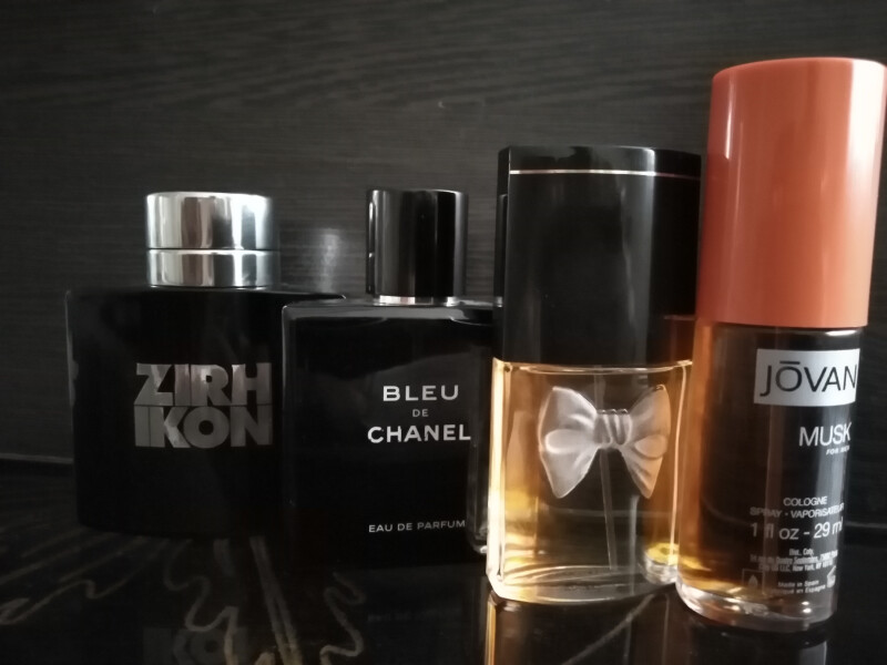 عطرهای:1-دارک وود و اینتنس عود(اوریفلیم) 2-نویر(اس تی دو پونت) 3-زیرو آیکون، بلو د شنل(EDP) ،کابوچارد، جُوان ماسک 4-ایسیا(ISA)5-ست سمپل اکرو