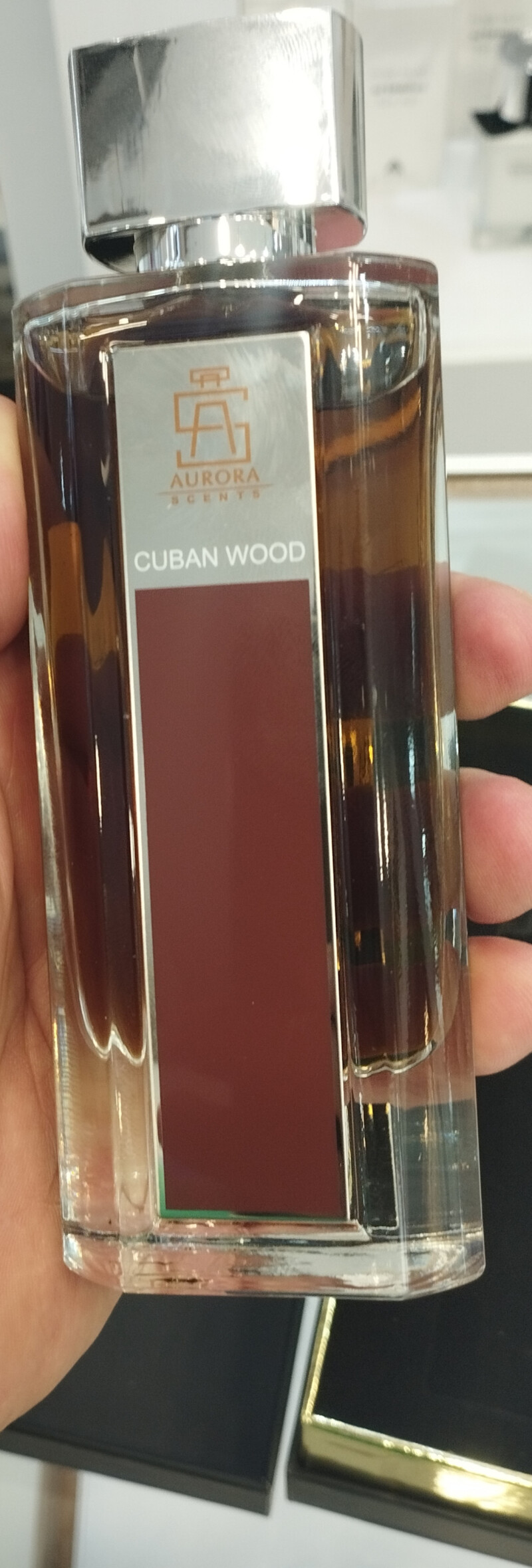 عطر خوشبو و تنباکویی کوبان وود 