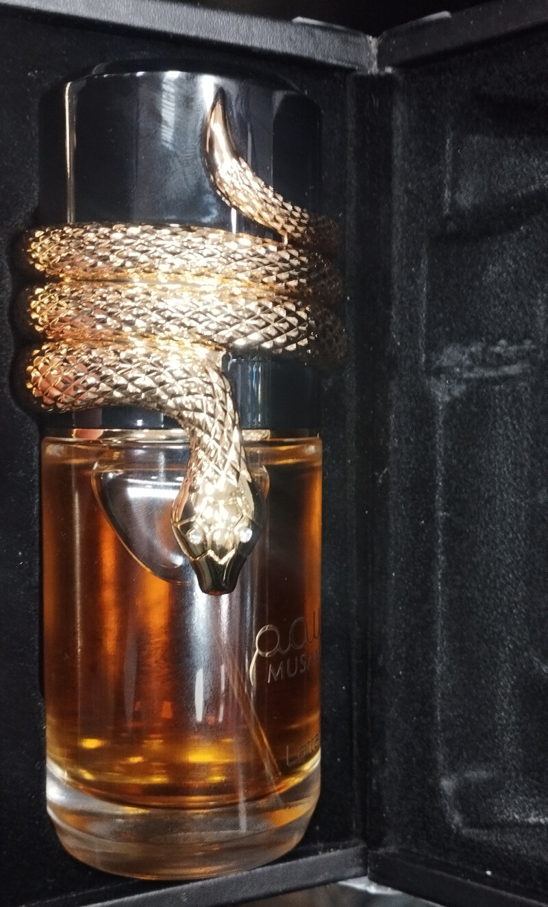 چرم پوست مار.....