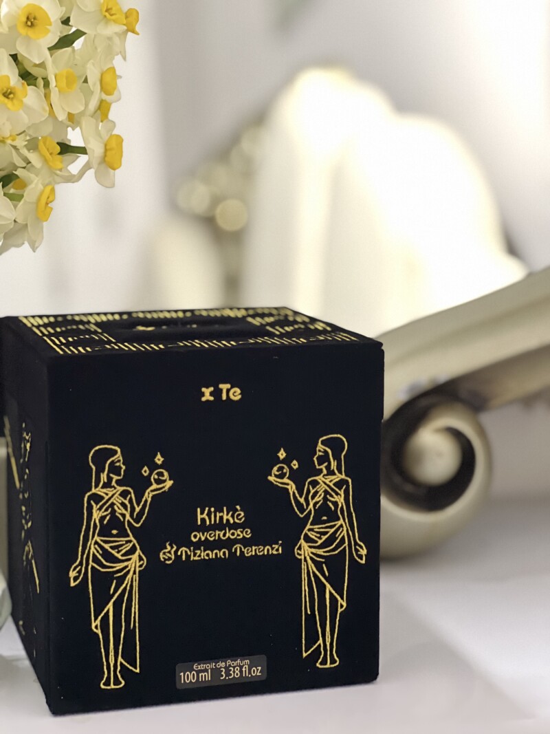 الهه ی افسونگر