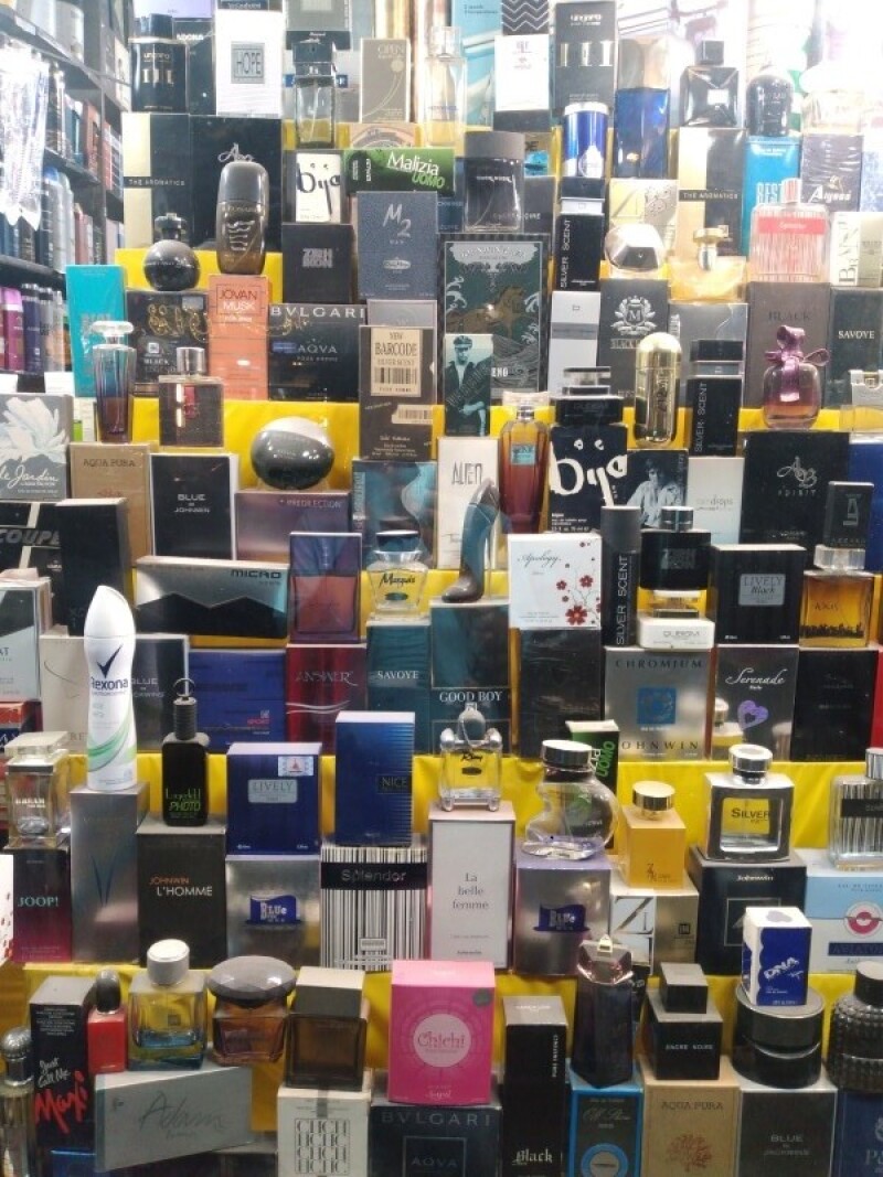 نوستالژی ترین عطر فروشی محله ما 😍