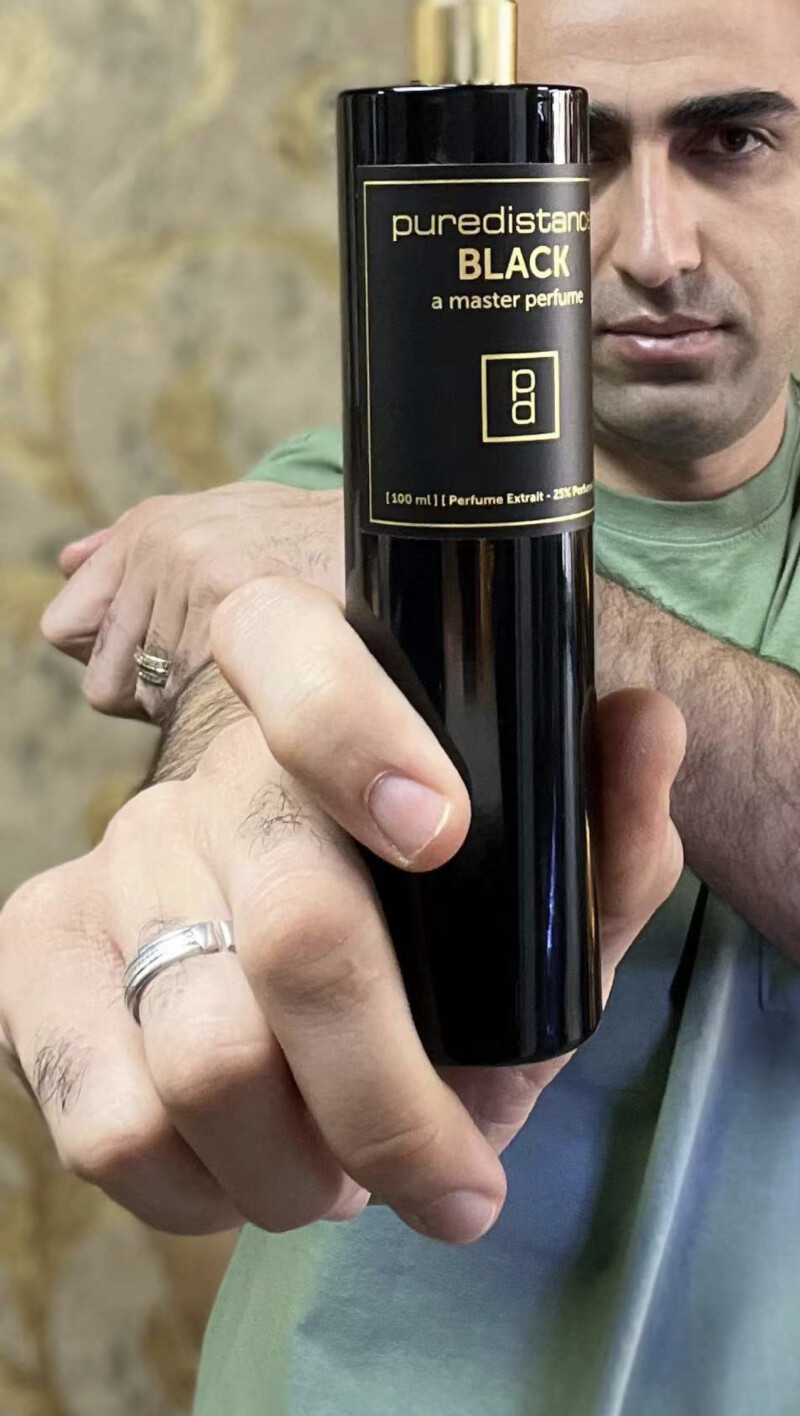 روحی زنده مبحوس در یک بطری که با هر پاف مقداری از آن‌در شما رسوخ خواهد کرد..