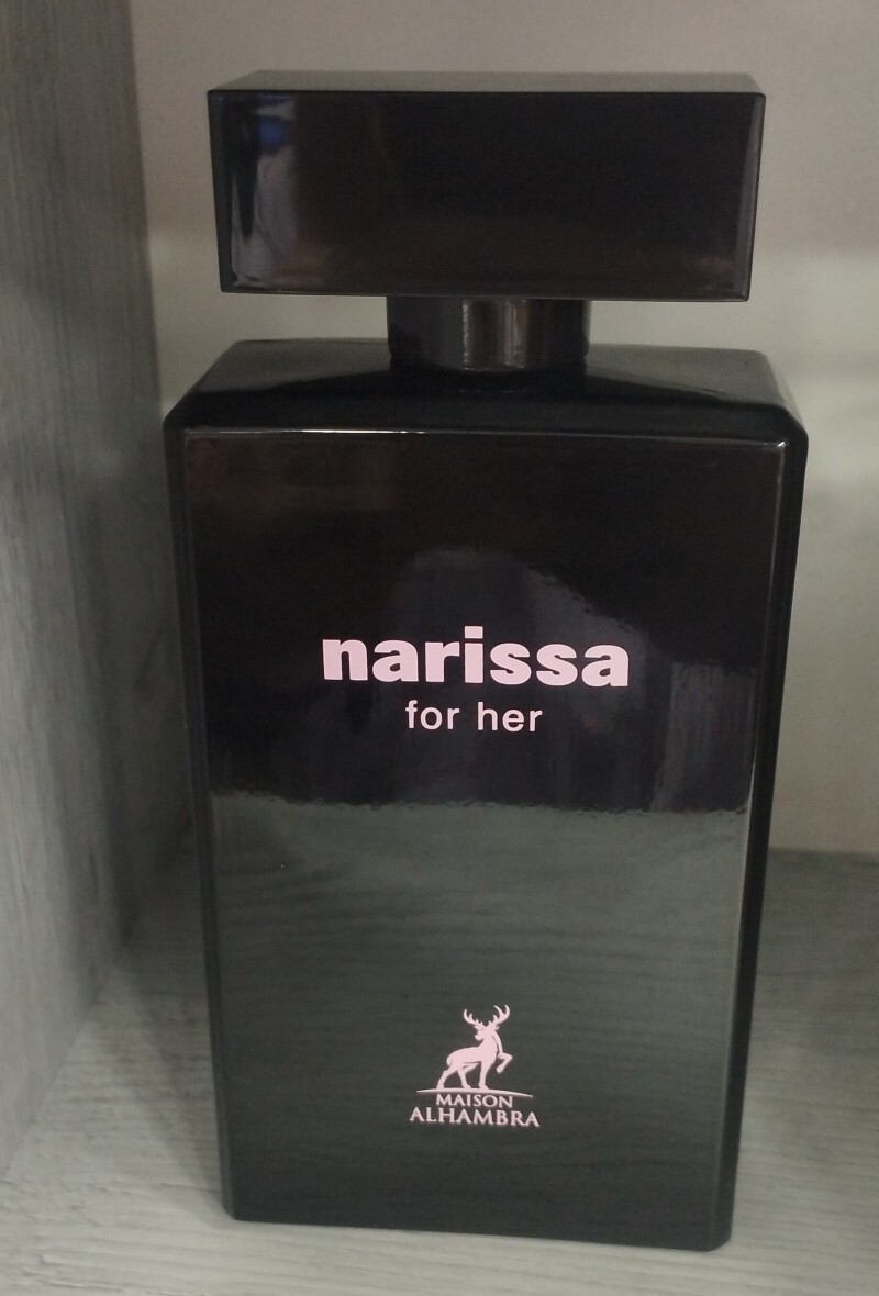 ناریسا زنانه 