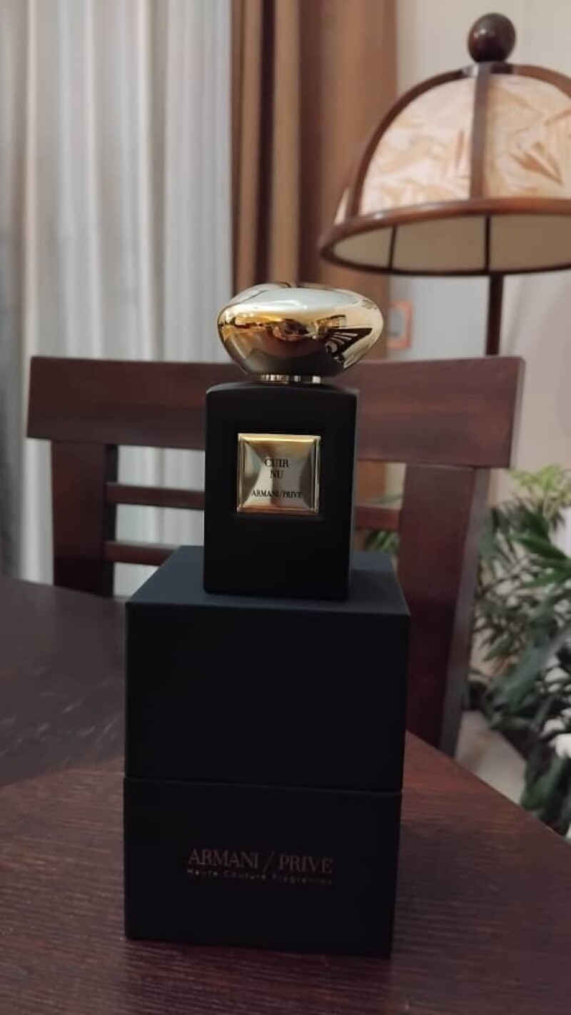 cuir nu نمایشی تاریک و سنگین از همنشینی رز و چرم