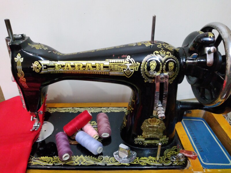 چرخ خیاطی ۵۵ سال پیش... عطر جیبی ۷۰ سال پیش